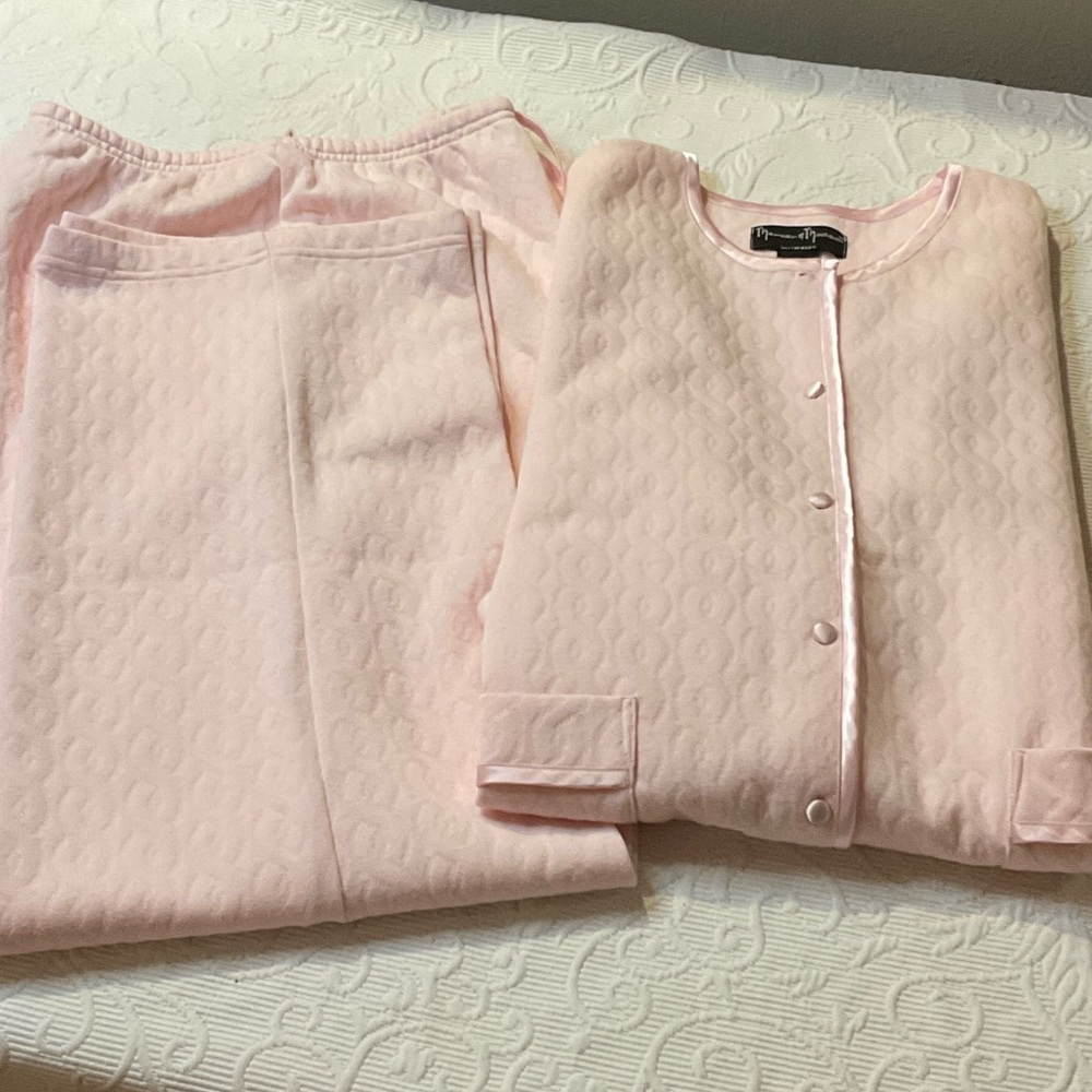 Mercer & Madison Intimates Pink Quilted Pajama Set. Large. Nearly new.